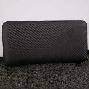 (BONUS JEWELRY INCLUDED ‼️) Black wave zip around wallet travelambo